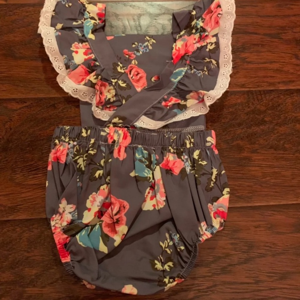 ✖️SOLD✖️Vintage Grey Floral Baby Romper - Picture 3 of 4